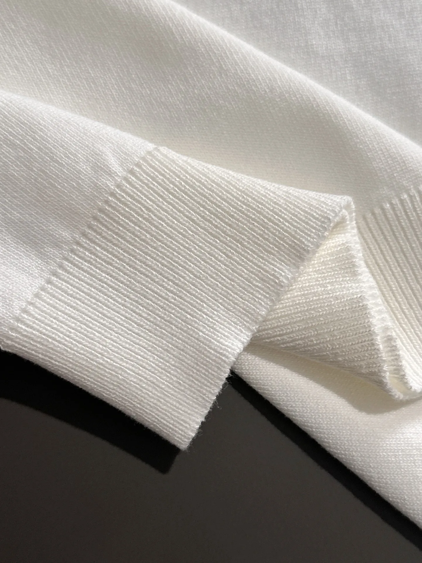 🅿️320 shipped next day, high quality Stone Island 2025 spring and summer new men's round neck short-sleeved T-shirt. Made of combed cotton yarn knitted cotton fabric, pure cotton high-weight special yarn, it feels full when weighed, and the upper body is more textured than ordinary T-shirts. This texture can cope with the weather easily, suitable for both hot and cold! The pattern on the chest adopts three-dimensional embroidery technology, and is perfectly produced stitch by stitch with reference to the original version! Loose fit design, looks noble. Size: M to XXXL
